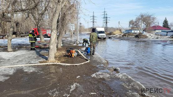 Коммунальщики откачивают талую воду по всему Павлодару